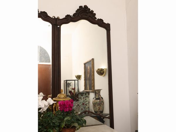 Alta specchiera fondo sala con cornice in legno tenero  - Asta Una casa fiorentina. Tra tradizione e modernit Le collezioni, i dipinti, gli arredi - III  - Associazione Nazionale - Case d'Asta italiane