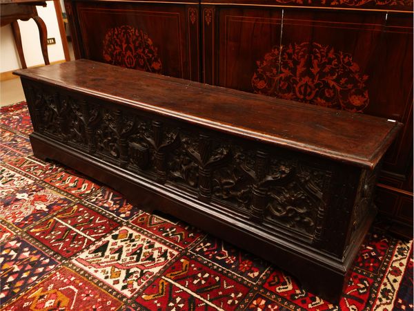 Cassapanca in noce  - Asta Una casa fiorentina. Tra tradizione e modernit Le collezioni, i dipinti, gli arredi - III  - Associazione Nazionale - Case d'Asta italiane