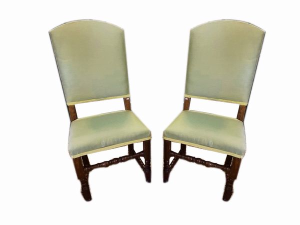 Coppia di seggioloni in noce  - Asta Una casa fiorentina. Tra tradizione e modernit Le collezioni, i dipinti, gli arredi - III  - Associazione Nazionale - Case d'Asta italiane