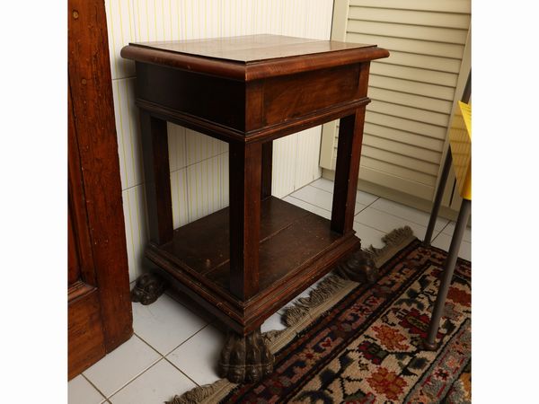 Coppia di tavolini bassi in noce  - Asta Una casa fiorentina. Tra tradizione e modernit Le collezioni, i dipinti, gli arredi - III  - Associazione Nazionale - Case d'Asta italiane