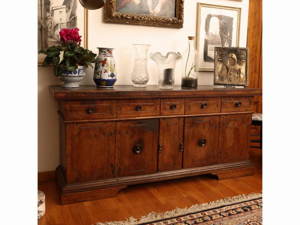 Credenza rustica in noce  - Asta Una casa fiorentina. Tra tradizione e modernit Le collezioni, i dipinti, gli arredi - III  - Associazione Nazionale - Case d'Asta italiane