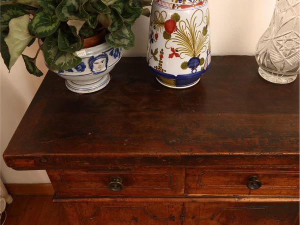 Credenza rustica in noce  - Asta Una casa fiorentina. Tra tradizione e modernit Le collezioni, i dipinti, gli arredi - III  - Associazione Nazionale - Case d'Asta italiane