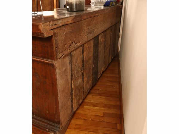 Credenza rustica in noce  - Asta Una casa fiorentina. Tra tradizione e modernit Le collezioni, i dipinti, gli arredi - III  - Associazione Nazionale - Case d'Asta italiane