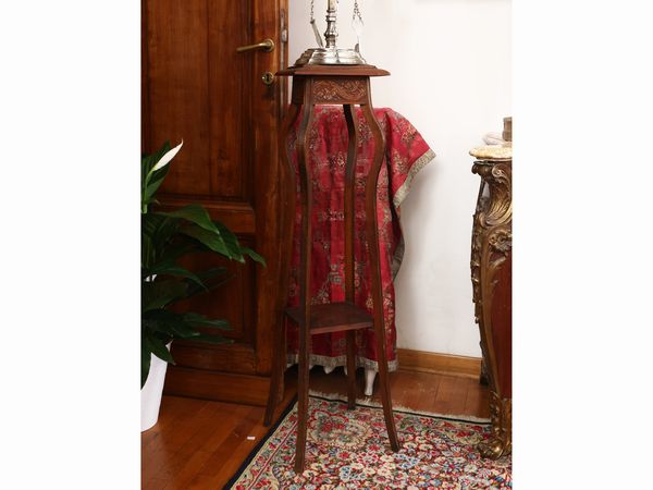 Gueridon porta piante in noce, di gusto Art Nouveau  - Asta Una casa fiorentina. Tra tradizione e modernit Le collezioni, i dipinti, gli arredi - III  - Associazione Nazionale - Case d'Asta italiane