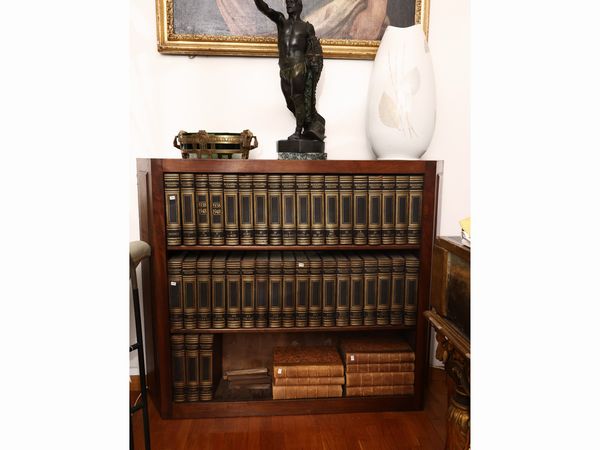 Libreria bassa a giorno in noce, facente parte di una coppia  - Asta Una casa fiorentina. Tra tradizione e modernit Le collezioni, i dipinti, gli arredi - III  - Associazione Nazionale - Case d'Asta italiane