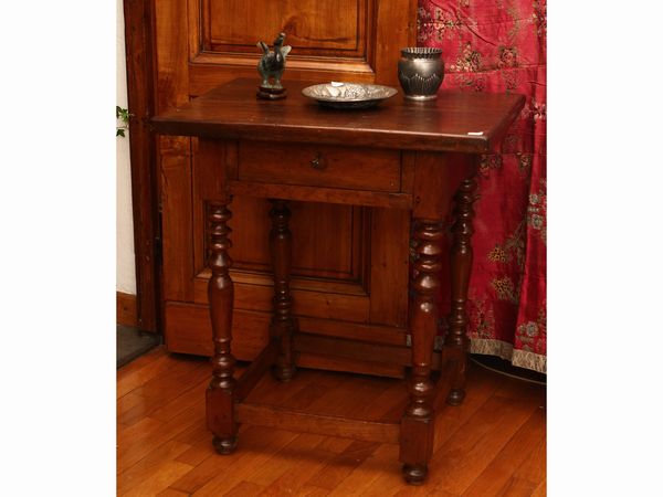 Tavolino da appoggio in noce  - Asta Una casa fiorentina. Tra tradizione e modernit Le collezioni, i dipinti, gli arredi - III  - Associazione Nazionale - Case d'Asta italiane