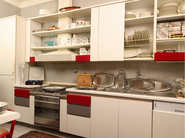 Cucina modulare in laminato bianco  - Asta Una casa fiorentina. Tra tradizione e modernit Le collezioni, i dipinti, gli arredi - III  - Associazione Nazionale - Case d'Asta italiane