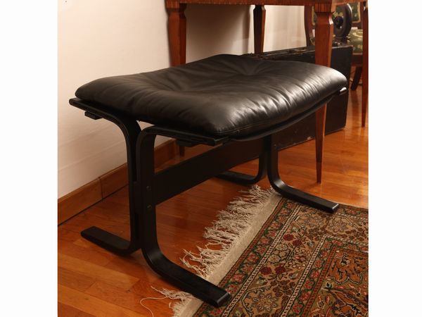 Poggiapiedi in faggio curvato ebanizzato  - Asta Una casa fiorentina. Tra tradizione e modernit Le collezioni, i dipinti, gli arredi - III  - Associazione Nazionale - Case d'Asta italiane