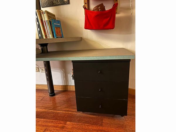 Tavolo scrittoio a muro di foggia moderna  - Asta Una casa fiorentina. Tra tradizione e modernit Le collezioni, i dipinti, gli arredi - III  - Associazione Nazionale - Case d'Asta italiane