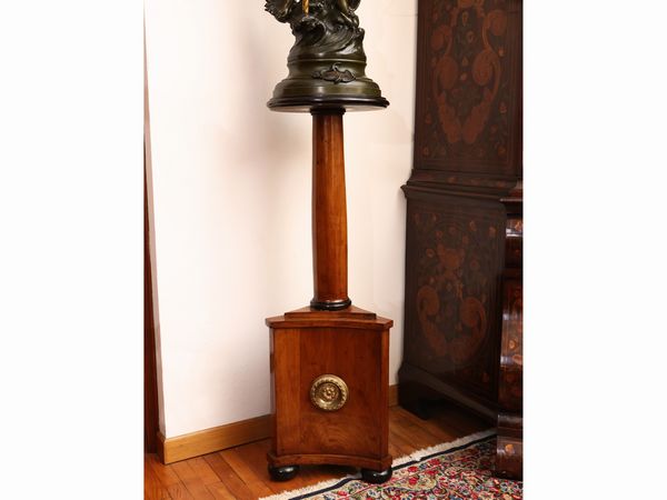 Colonna porta sculture in noce  - Asta Una casa fiorentina. Tra tradizione e modernit Le collezioni, i dipinti, gli arredi - III  - Associazione Nazionale - Case d'Asta italiane