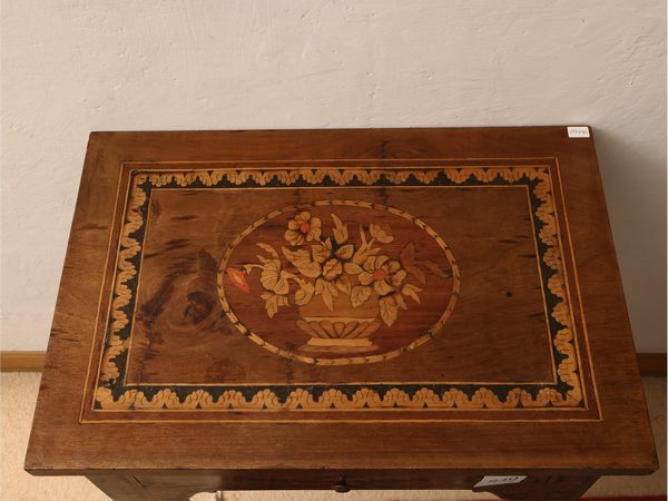 Coppia di tavolini in noce  - Asta Una casa fiorentina. Tra tradizione e modernit Le collezioni, i dipinti, gli arredi - III  - Associazione Nazionale - Case d'Asta italiane