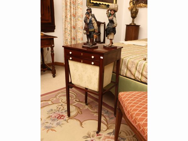 Tavolino da lavoro in mogano  - Asta Una casa fiorentina. Tra tradizione e modernit Le collezioni, i dipinti, gli arredi - III  - Associazione Nazionale - Case d'Asta italiane