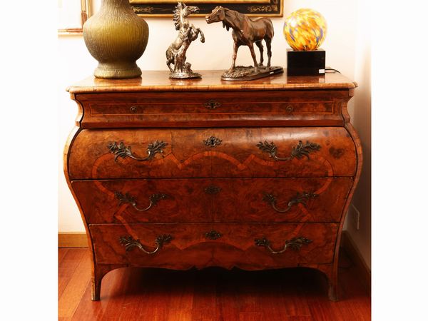 Cassettone ad urna impiallacciato in noce e radica di noce  - Asta Una casa fiorentina. Tra tradizione e modernit Le collezioni, i dipinti, gli arredi - III  - Associazione Nazionale - Case d'Asta italiane