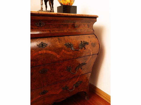 Cassettone ad urna impiallacciato in noce e radica di noce  - Asta Una casa fiorentina. Tra tradizione e modernit Le collezioni, i dipinti, gli arredi - III  - Associazione Nazionale - Case d'Asta italiane
