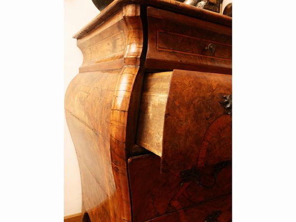 Cassettone ad urna impiallacciato in noce e radica di noce  - Asta Una casa fiorentina. Tra tradizione e modernit Le collezioni, i dipinti, gli arredi - III  - Associazione Nazionale - Case d'Asta italiane