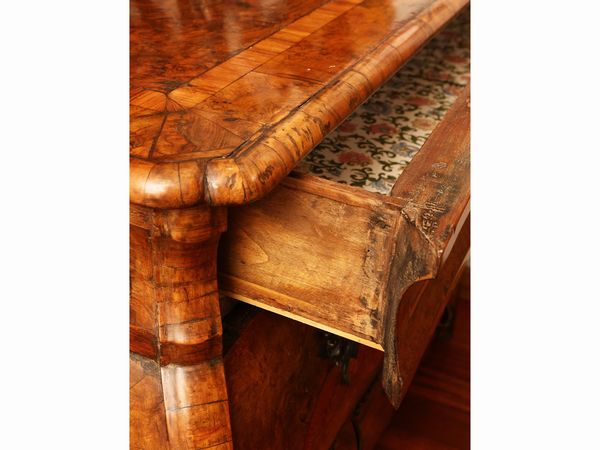 Cassettone ad urna impiallacciato in noce e radica di noce  - Asta Una casa fiorentina. Tra tradizione e modernit Le collezioni, i dipinti, gli arredi - III  - Associazione Nazionale - Case d'Asta italiane