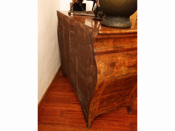 Cassettone ad urna impiallacciato in noce e radica di noce  - Asta Una casa fiorentina. Tra tradizione e modernit Le collezioni, i dipinti, gli arredi - III  - Associazione Nazionale - Case d'Asta italiane