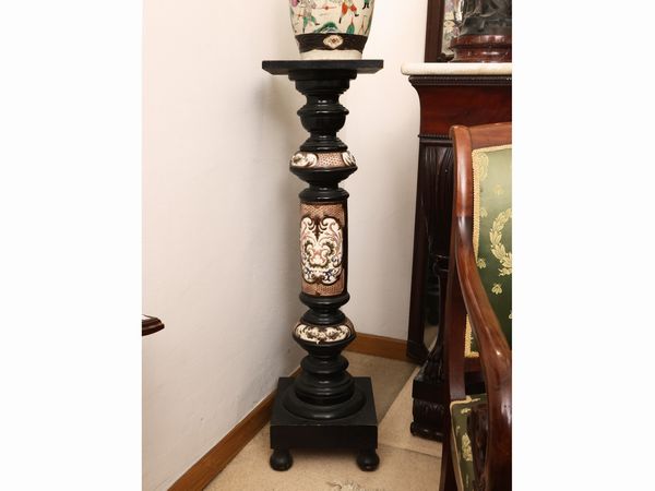 Coppia di colonne in legno ebanizzato e ceramica  - Asta Una casa fiorentina. Tra tradizione e modernit Le collezioni, i dipinti, gli arredi - III  - Associazione Nazionale - Case d'Asta italiane