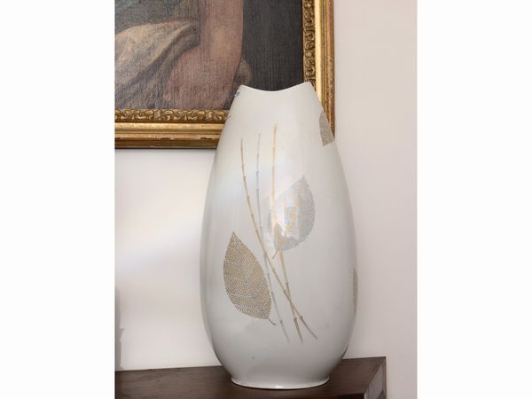 Grande vaso in porcellana  - Asta Una casa fiorentina. Tra tradizione e modernit Le collezioni, i dipinti, gli arredi - III  - Associazione Nazionale - Case d'Asta italiane
