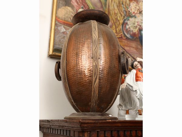 Grande vaso in rame martellato  - Asta Una casa fiorentina. Tra tradizione e modernit Le collezioni, i dipinti, gli arredi - III  - Associazione Nazionale - Case d'Asta italiane