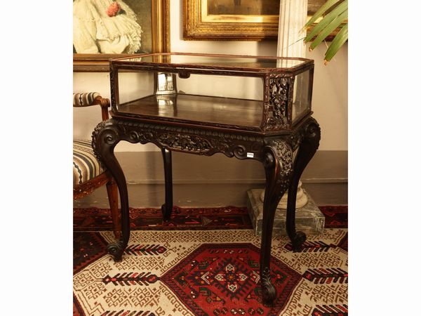 Tavolino a teca per collezioni in tek  - Asta Una casa fiorentina. Tra tradizione e modernit Le collezioni, i dipinti, gli arredi - III  - Associazione Nazionale - Case d'Asta italiane