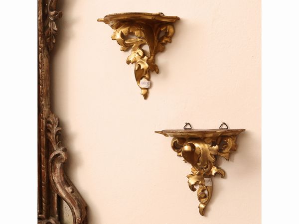 Coppia di vasi ad anfora in porcellana lumeggiata in oro  - Asta Una casa fiorentina. Tra tradizione e modernit Le collezioni, i dipinti, gli arredi - III  - Associazione Nazionale - Case d'Asta italiane