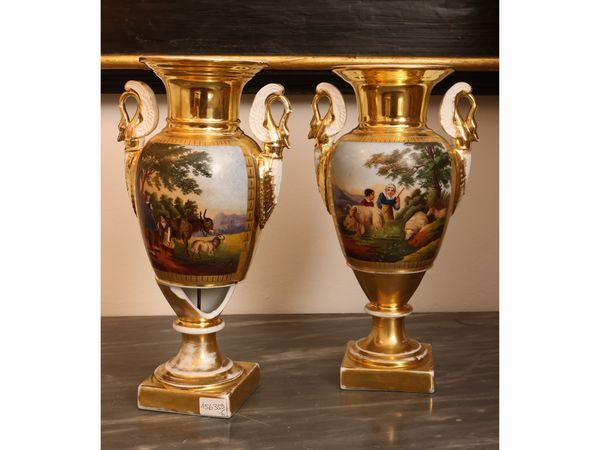 Coppia di vasi ad anfora in porcellana lumeggiata in oro  - Asta Una casa fiorentina. Tra tradizione e modernit Le collezioni, i dipinti, gli arredi - III  - Associazione Nazionale - Case d'Asta italiane