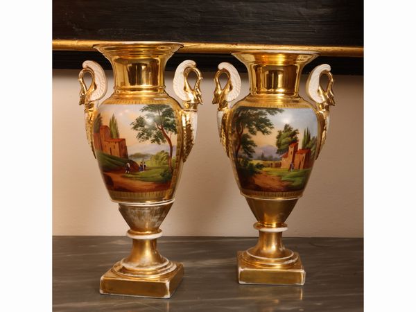 Coppia di vasi ad anfora in porcellana lumeggiata in oro  - Asta Una casa fiorentina. Tra tradizione e modernit Le collezioni, i dipinti, gli arredi - III  - Associazione Nazionale - Case d'Asta italiane