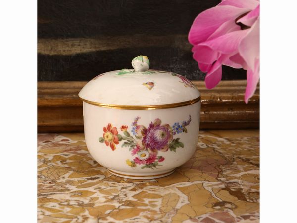 Zuccheriera in porcellana, Meissen  - Asta Una casa fiorentina. Tra tradizione e modernit Le collezioni, i dipinti, gli arredi - III  - Associazione Nazionale - Case d'Asta italiane