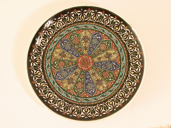 Piatto da parata in ceramica, Persia  - Asta Una casa fiorentina. Tra tradizione e modernit Le collezioni, i dipinti, gli arredi - III  - Associazione Nazionale - Case d'Asta italiane