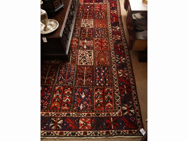 Tappeto Bakhtiari a formelle  - Asta Una casa fiorentina. Tra tradizione e modernit Le collezioni, i dipinti, gli arredi - III  - Associazione Nazionale - Case d'Asta italiane