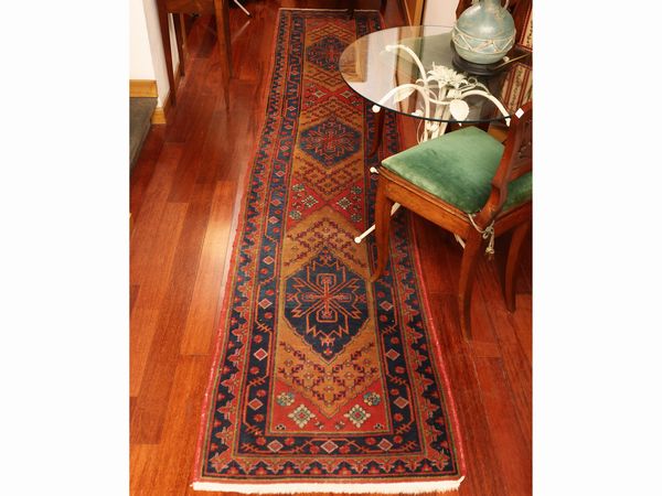 Tappeto  caucasico di vecchia manifattura  - Asta Una casa fiorentina. Tra tradizione e modernit Le collezioni, i dipinti, gli arredi - III  - Associazione Nazionale - Case d'Asta italiane