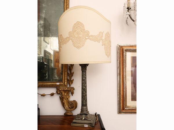 Lume da tavolo in metallo argentato  - Asta Una casa fiorentina. Tra tradizione e modernit Le collezioni, i dipinti, gli arredi - III  - Associazione Nazionale - Case d'Asta italiane