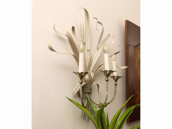 Coppia di applique in ferro battuto laccato bianco  - Asta Una casa fiorentina. Tra tradizione e modernit Le collezioni, i dipinti, gli arredi - III  - Associazione Nazionale - Case d'Asta italiane