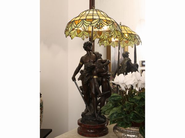 Grande lume da tavolo in antimonio  - Asta Una casa fiorentina. Tra tradizione e modernit Le collezioni, i dipinti, gli arredi - III  - Associazione Nazionale - Case d'Asta italiane