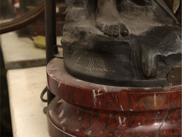 Grande lume da tavolo in antimonio  - Asta Una casa fiorentina. Tra tradizione e modernit Le collezioni, i dipinti, gli arredi - III  - Associazione Nazionale - Case d'Asta italiane