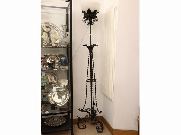 Lume da terra in ferro battuto  - Asta Una casa fiorentina. Tra tradizione e modernit Le collezioni, i dipinti, gli arredi - III  - Associazione Nazionale - Case d'Asta italiane