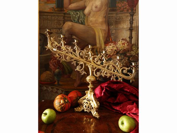 Judaica - Grande Menorah in metallo dorato  - Asta Una casa fiorentina. Tra tradizione e modernit Le collezioni, i dipinti, gli arredi - III  - Associazione Nazionale - Case d'Asta italiane