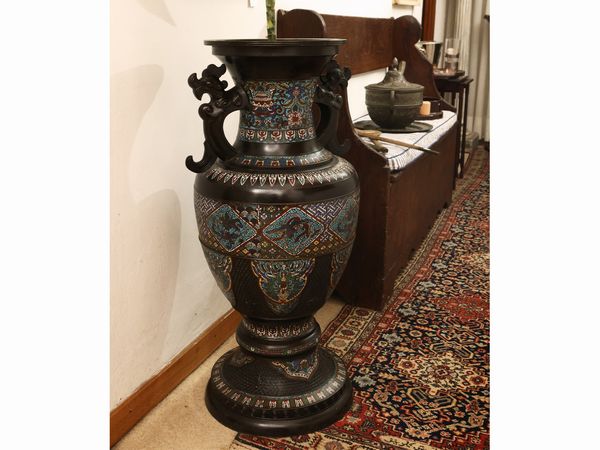 Grande vaso in bronzo e smalti cloisonn  - Asta Una casa fiorentina. Tra tradizione e modernit Le collezioni, i dipinti, gli arredi - III  - Associazione Nazionale - Case d'Asta italiane