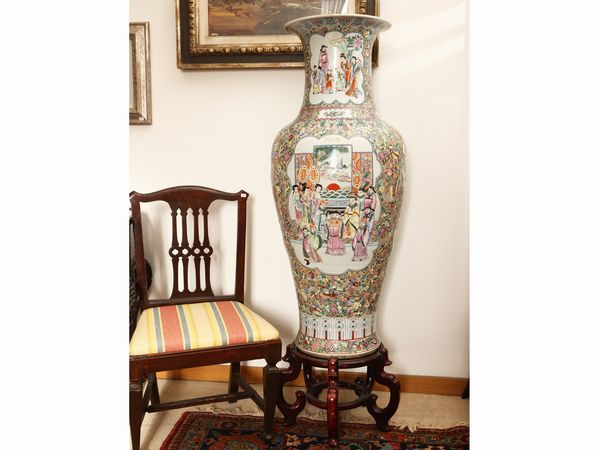 Monumentale vaso a balaustro in porcellana  - Asta Una casa fiorentina. Tra tradizione e modernit Le collezioni, i dipinti, gli arredi - III  - Associazione Nazionale - Case d'Asta italiane
