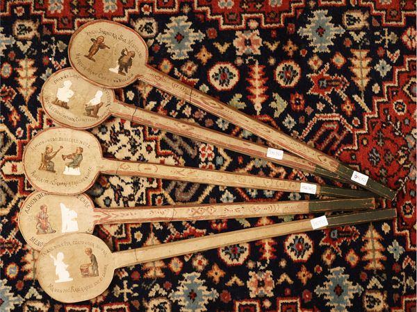 Cinque mestoli decorativi in legno laccato  - Asta Una casa fiorentina. Tra tradizione e modernit Le collezioni, i dipinti, gli arredi - III  - Associazione Nazionale - Case d'Asta italiane