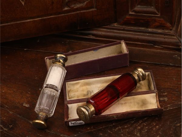 Due flaconi in cristallo  - Asta Una casa fiorentina. Tra tradizione e modernit Le collezioni, i dipinti, gli arredi - III  - Associazione Nazionale - Case d'Asta italiane