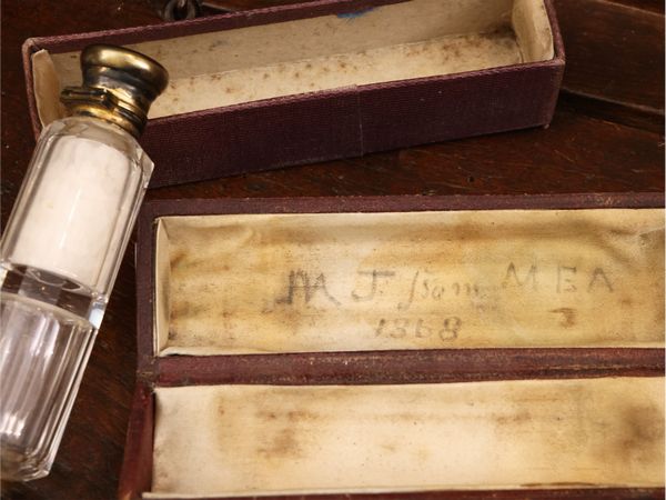 Due flaconi in cristallo  - Asta Una casa fiorentina. Tra tradizione e modernit Le collezioni, i dipinti, gli arredi - III  - Associazione Nazionale - Case d'Asta italiane