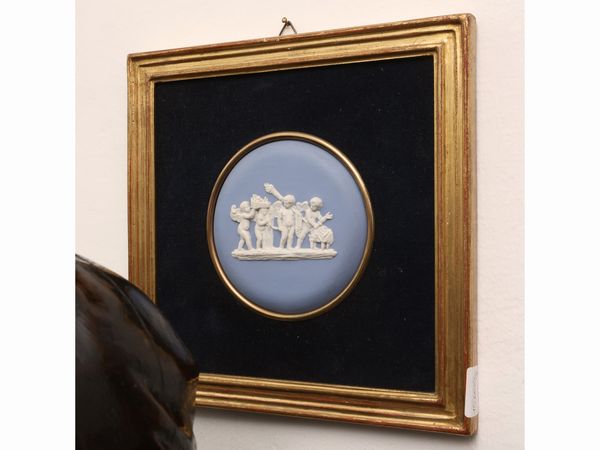 Serie di cinque placche in biscuit azzurro, Wedgwood  - Asta Una casa fiorentina. Tra tradizione e modernit Le collezioni, i dipinti, gli arredi - III  - Associazione Nazionale - Case d'Asta italiane