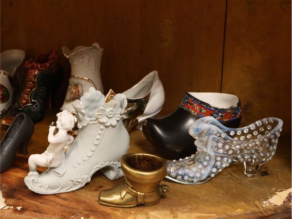 Collezione di scarpette in miniatura  - Asta Una casa fiorentina. Tra tradizione e modernit Le collezioni, i dipinti, gli arredi - III  - Associazione Nazionale - Case d'Asta italiane