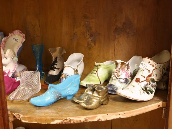 Collezione di scarpette in miniatura  - Asta Una casa fiorentina. Tra tradizione e modernit Le collezioni, i dipinti, gli arredi - III  - Associazione Nazionale - Case d'Asta italiane