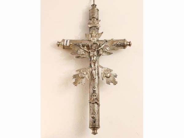 Crocifisso in metallo argentato  - Asta Una casa fiorentina. Tra tradizione e modernit Le collezioni, i dipinti, gli arredi - III  - Associazione Nazionale - Case d'Asta italiane