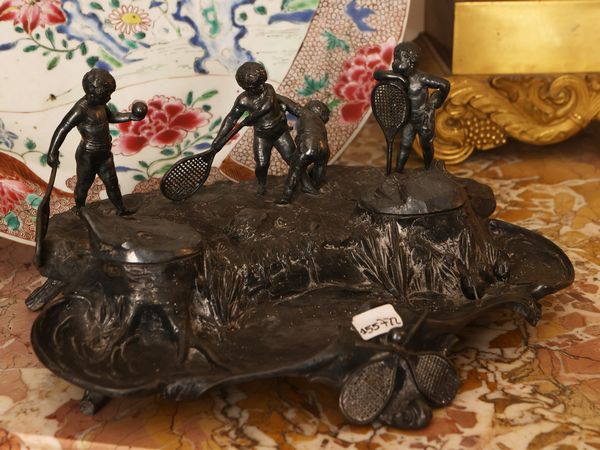 Grande calamaio in antimonio per apassionati di tennis  - Asta Una casa fiorentina. Tra tradizione e modernit Le collezioni, i dipinti, gli arredi - III  - Associazione Nazionale - Case d'Asta italiane