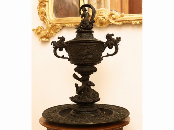 Grande coppa allegorica in metallo  - Asta Una casa fiorentina. Tra tradizione e modernit Le collezioni, i dipinti, gli arredi - III  - Associazione Nazionale - Case d'Asta italiane