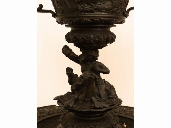 Grande coppa allegorica in metallo  - Asta Una casa fiorentina. Tra tradizione e modernit Le collezioni, i dipinti, gli arredi - III  - Associazione Nazionale - Case d'Asta italiane